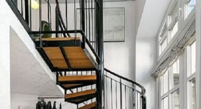 Escada de ferro caracol com degraus de madeira