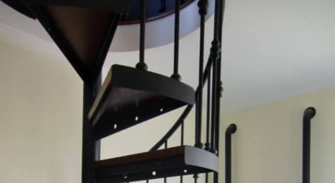 Escada de ferro caracol com madeira