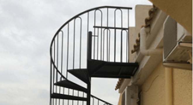 Escada de ferro caracol externa