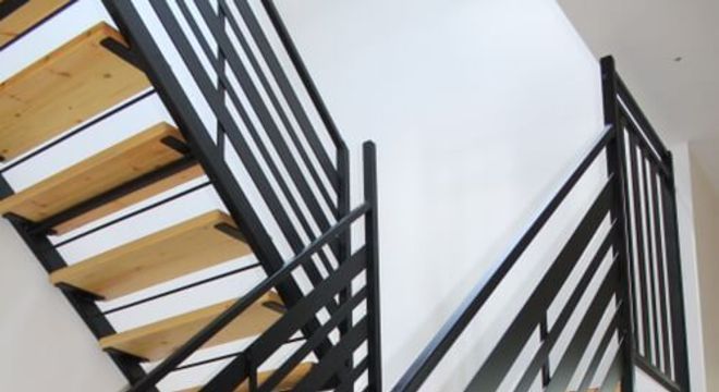 Escada de ferro com degraus de madeira