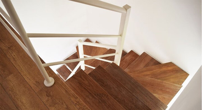 Escada de ferro com degraus de madeira Projeto de Escadas MV