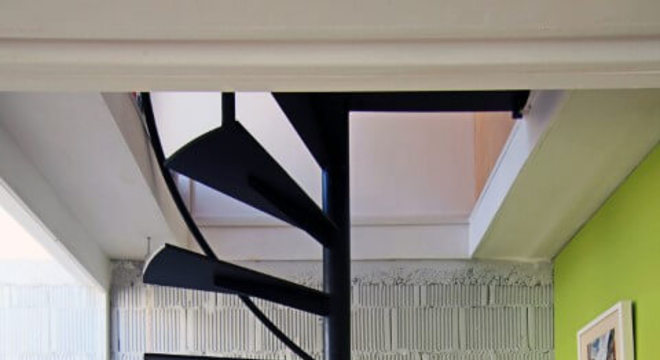 Escada de ferro com degraus flutuantes