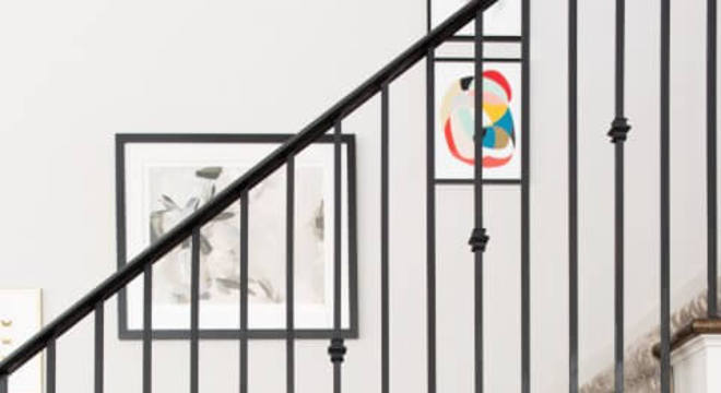 Escada de ferro com detalhe no guarda-corpo