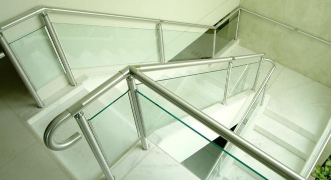 Escada de ferro com guarda-corpo de vidro Projeto de Fantin Siqueira Arquitetos