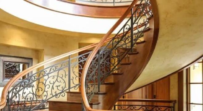 Escada de ferro em espiral grande