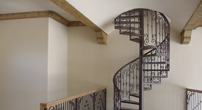 Escada de ferro em espiral trabalhada