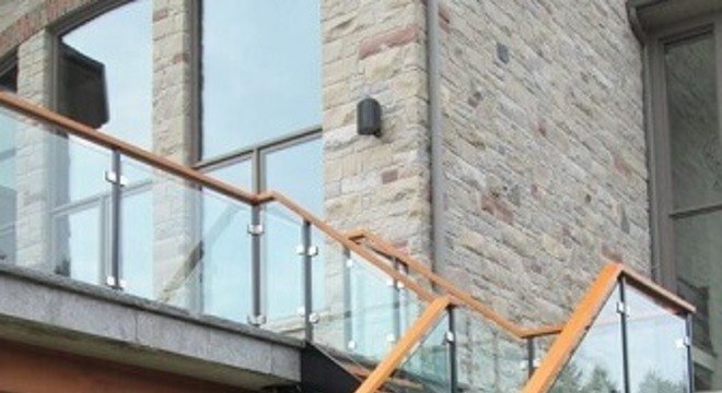 Escada de ferro em L externa