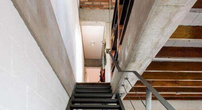 escada de ferro - escada grande simples 