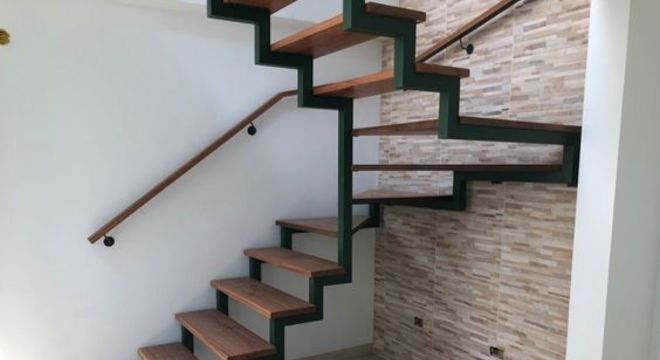 escada de ferro - estrutura de ferro e degraus de madeira 