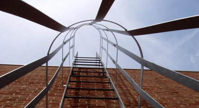 Escada de ferro externa