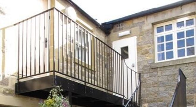 Escada de ferro preta externa