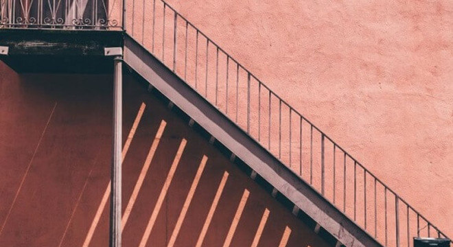 Escada de ferro reta