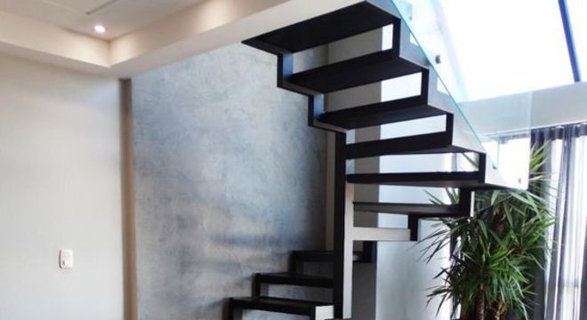 escada de ferro - sala de estar com escada de ferro vazada