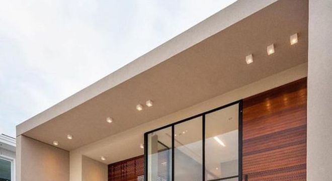 escada externa - escada branca com plantas 