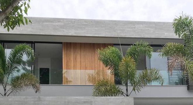 escada externa - escada branca em jardim 