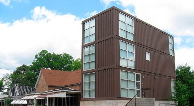 escada externa - escada com revestimento cinza e parede marrom 