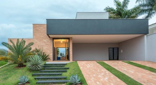 escada externa - escada com revestimento escuro e porta pivotante