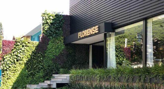 escada externa - escada de alvenaria e piso de pedra cinza claro 