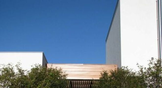 escada externa - escada de madeira no jardim 