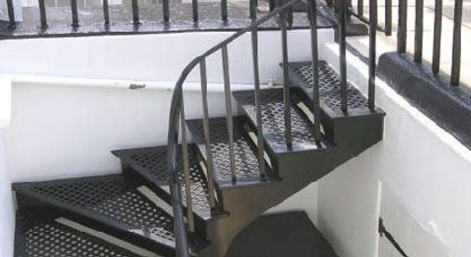 escada externa - escada de metal preto 