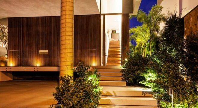 escada externa - escada em casa com plantas 