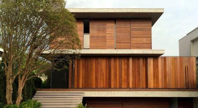 escada externa - escada externa de alvenaria e arbustos verdes 