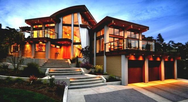 escada externa - estrutura de madeira escura e escada cinza claro 