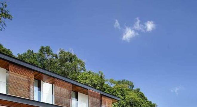 escada externa - guarda corpo de vidro comum e escada em alvenaria 