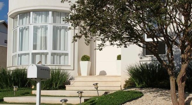 escada externa - janela grande para entrada de luz 