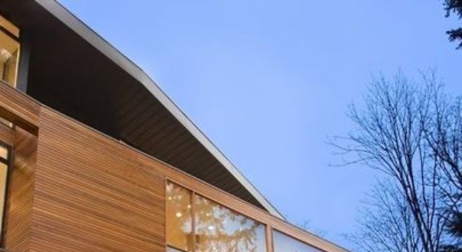 escada externa - parede com ripas de madeira e escada em alvenaria