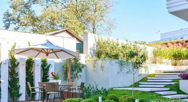 escada externa - piscina com jardim e escada 