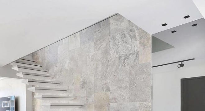 Escada flutuante branca com estrutura que se transforma em base de mesa