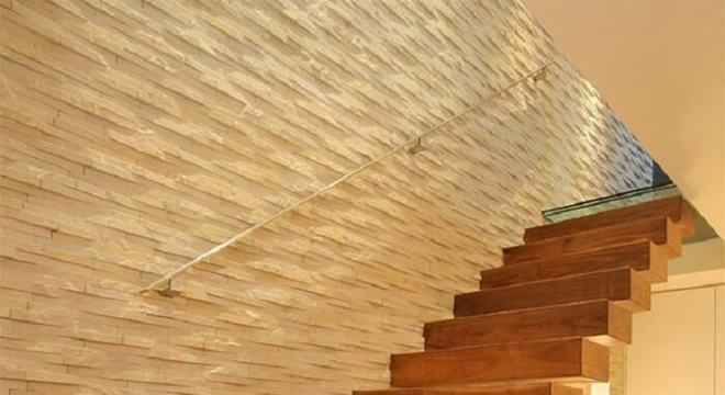 Escada flutuante com degraus em madeira