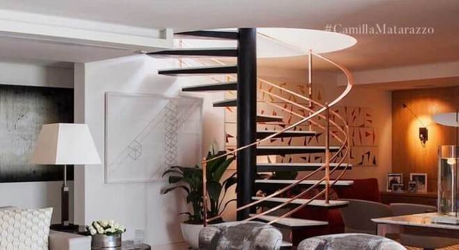 Escada flutuante com design circular no centro da sala de estar