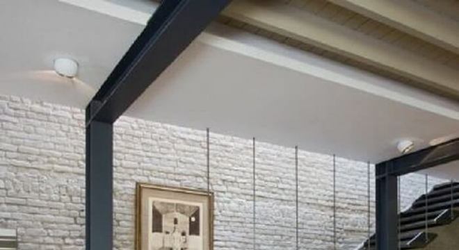 Escada flutuante com estrutura de ferro