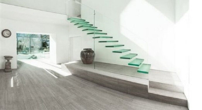 Escada flutuante com estrutura de vidro