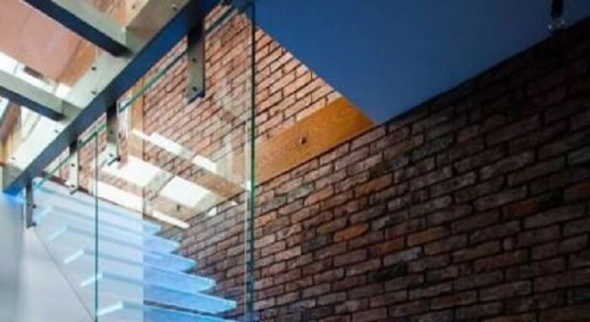 Escada flutuante com lateral de vidro temperado