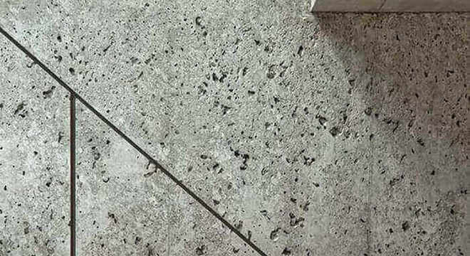 Escada flutuante de concreto com lateral feita de metal