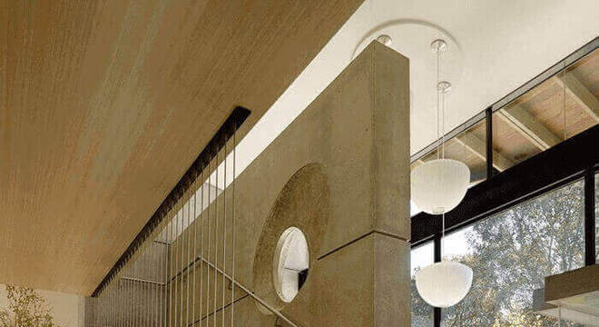 Escada flutuante de concreto fixada a uma parede de concreto