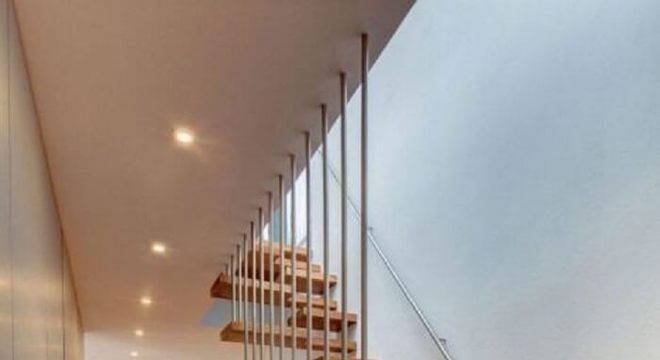 Escada flutuante de madeira com design criativo