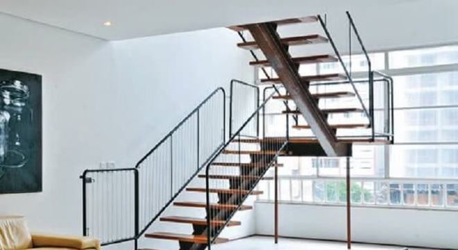 Escada flutuante de madeira com guarda corpo de ferro