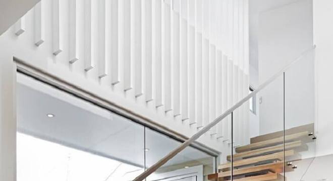 Escada flutuante de madeira com lateral de vidro