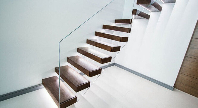 Escada flutuante de madeira com lateral de vidro temperado