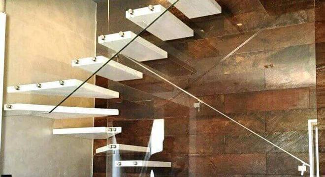 Escada flutuante de madeira com lateral feita de vidro temperado