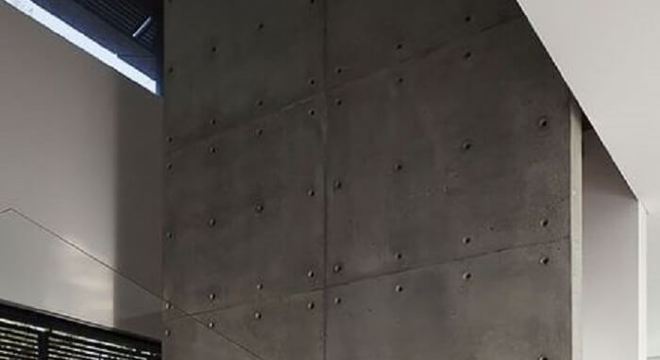 Escada flutuante de madeira fixada em parede de cimento