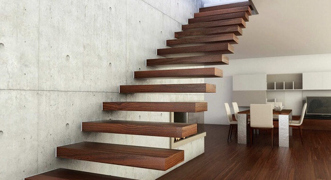 Escada flutuante de madeira fixada em parede de concreto