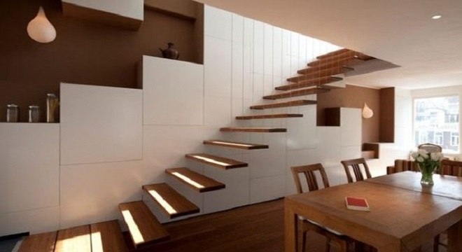 Escada flutuante de madeira reta