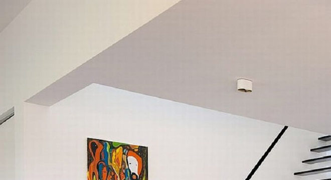 Escada flutuante de madeira seguindo o estilo minimalista