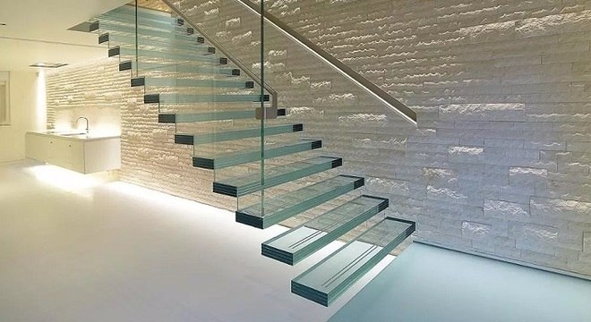 Escada flutuante de vidro e corrimão metálico