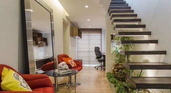 Escada flutuante e piso laminado de madeira traz charme ao ambiente